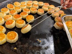 對(duì)月餅進(jìn)行安全抽檢，讓消費(fèi)者放心食用