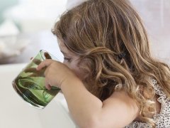 正值秋季，小孩子要多喝水拒絕含糖飲料
